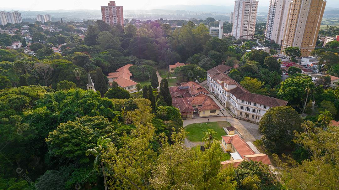 Vista aérea do Parque Vicentina Aranha, Capela Sagrado Coração de Jesus, antigo sanatório transformado em parque municipal.