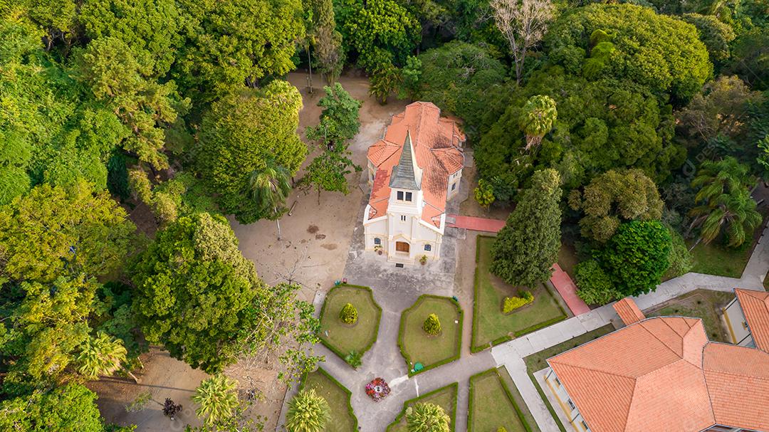 Vista aérea do Parque Vicentina Aranha, Capela Sagrado Coração de Jesus, antigo sanatório transformado em parque municipal.