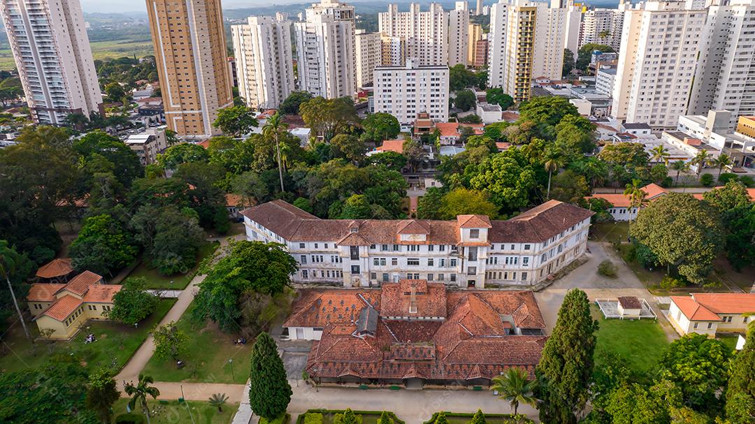 Vista aérea do Parque Vicentina Aranha, Capela Sagrado Coração de Jesus, antigo sanatório transformado em parque municipal.