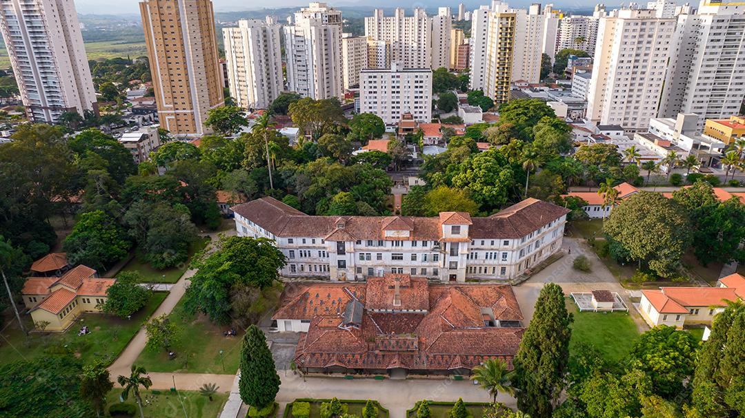 Vista aérea do Parque Vicentina Aranha, Capela Sagrado Coração de Jesus, antigo sanatório transformado em parque municipal.