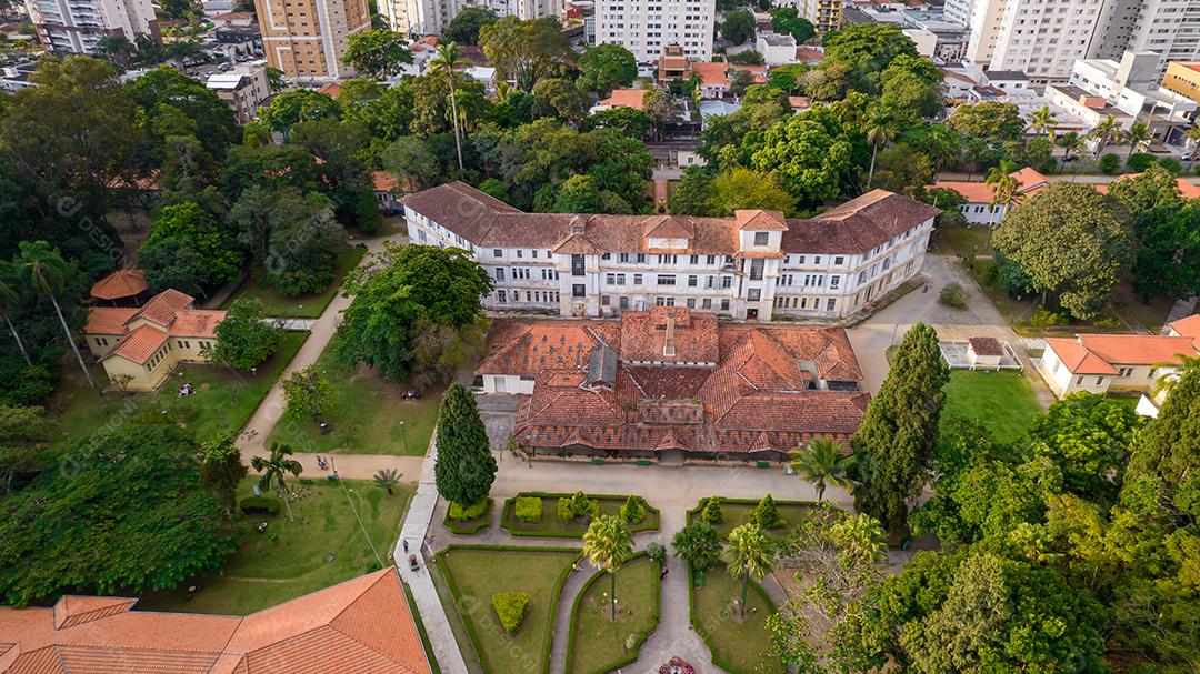 Vista aérea do Parque Vicentina Aranha, Capela Sagrado Coração de Jesus, antigo sanatório transformado em parque municipal.