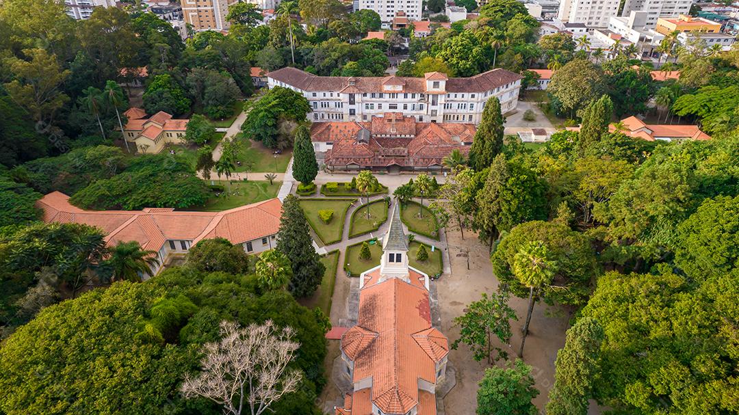 Vista aérea do Parque Vicentina Aranha, Capela Sagrado Coração de Jesus, antigo sanatório transformado em parque municipal.