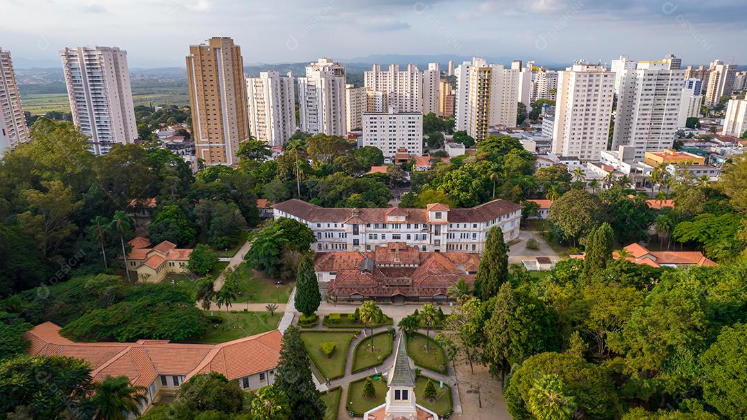 Vista aérea do Parque Vicentina Aranha, Capela Sagrado Coração de Jesus, antigo sanatório transformado em parque municipal.
