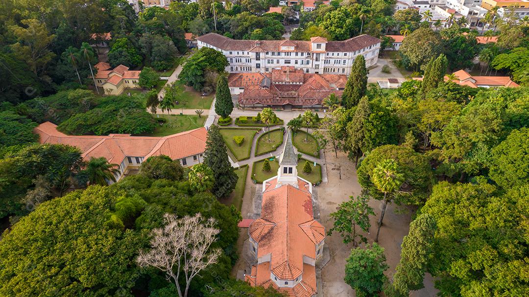 Vista aérea do Parque Vicentina Aranha, Capela Sagrado Coração de Jesus, antigo sanatório transformado em parque municipal.