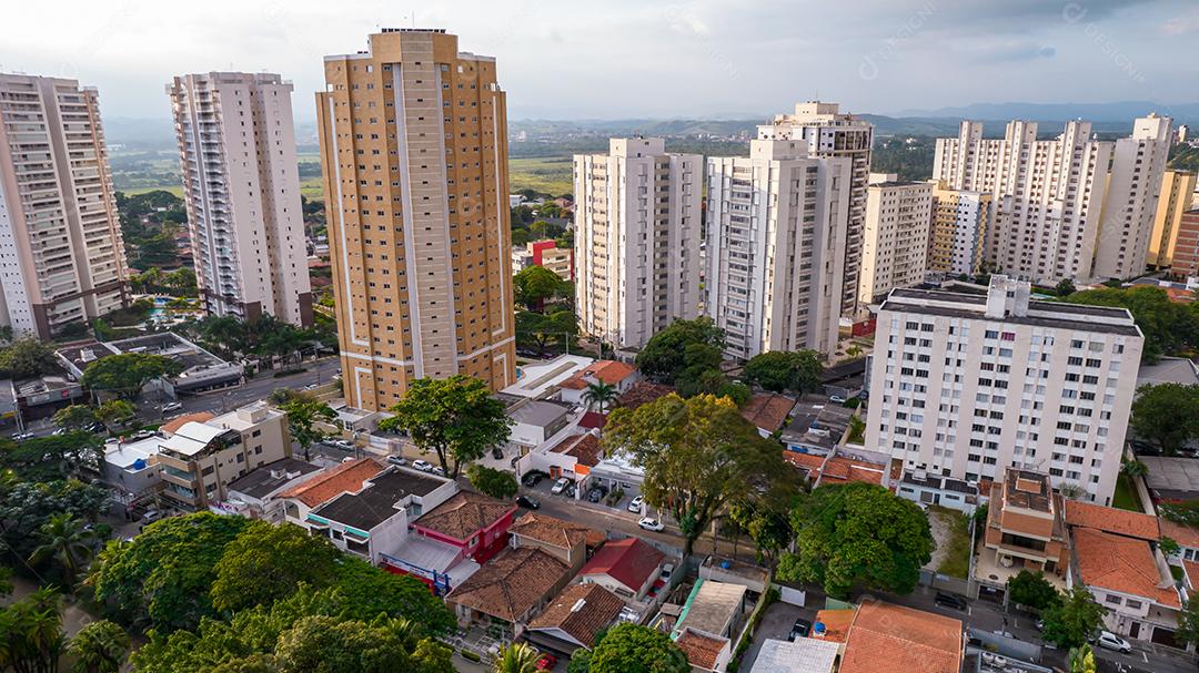 Vista aérea da cidade de São José dos Campos, São Paulo, Brasil. Prédios residenciais e árvores nas ruas.