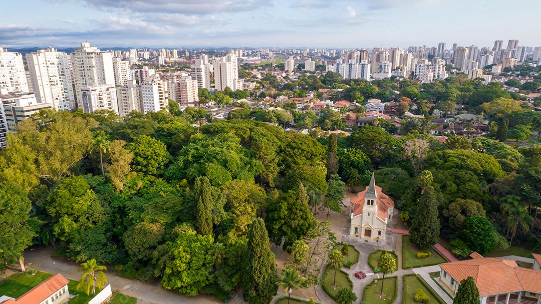Vista aérea do Parque Vicentina Aranha, Capela Sagrado Coração de Jesus, antigo sanatório transformado em parque municipal.