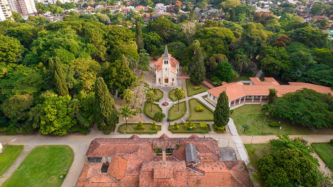 Vista aérea do Parque Vicentina Aranha, Capela Sagrado Coração de Jesus, antigo sanatório transformado em parque municipal.