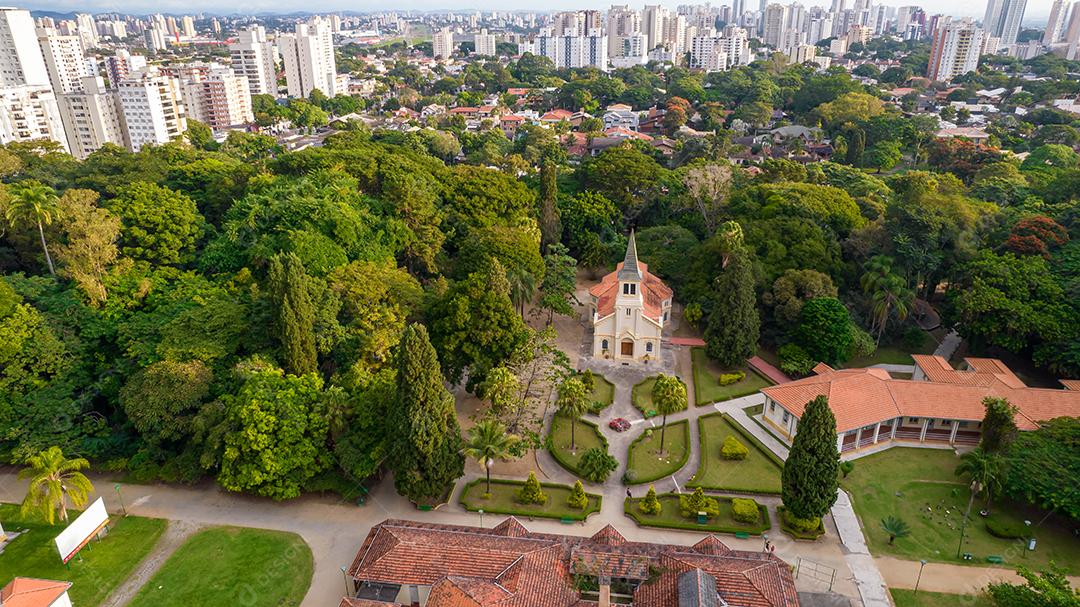 Vista aérea do Parque Vicentina Aranha, Capela Sagrado Coração de Jesus, antigo sanatório transformado em parque municipal.