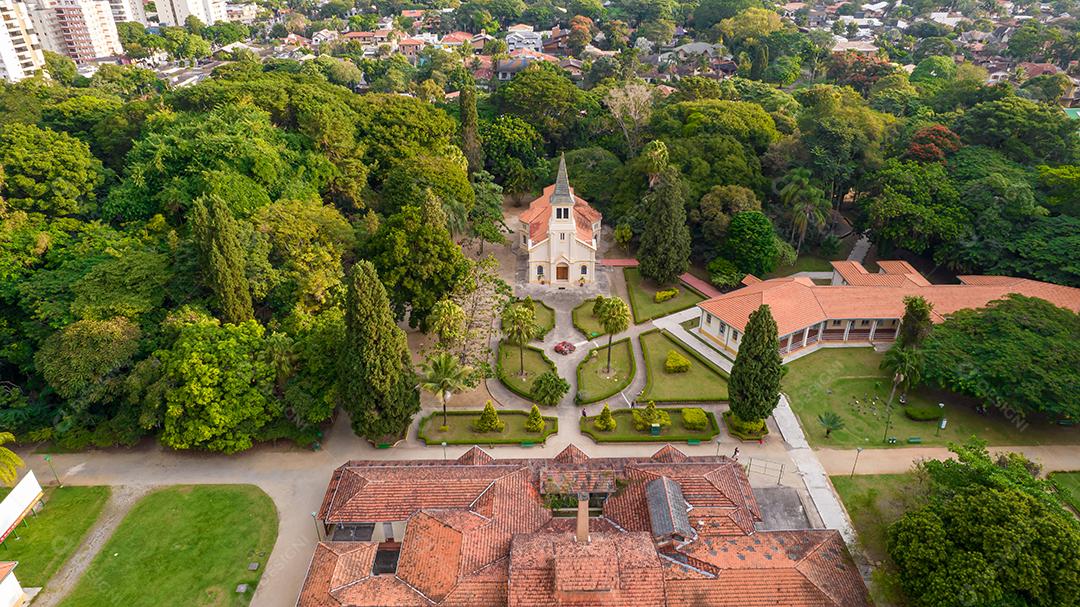 Vista aérea do Parque Vicentina Aranha, Capela Sagrado Coração de Jesus, antigo sanatório transformado em parque municipal.