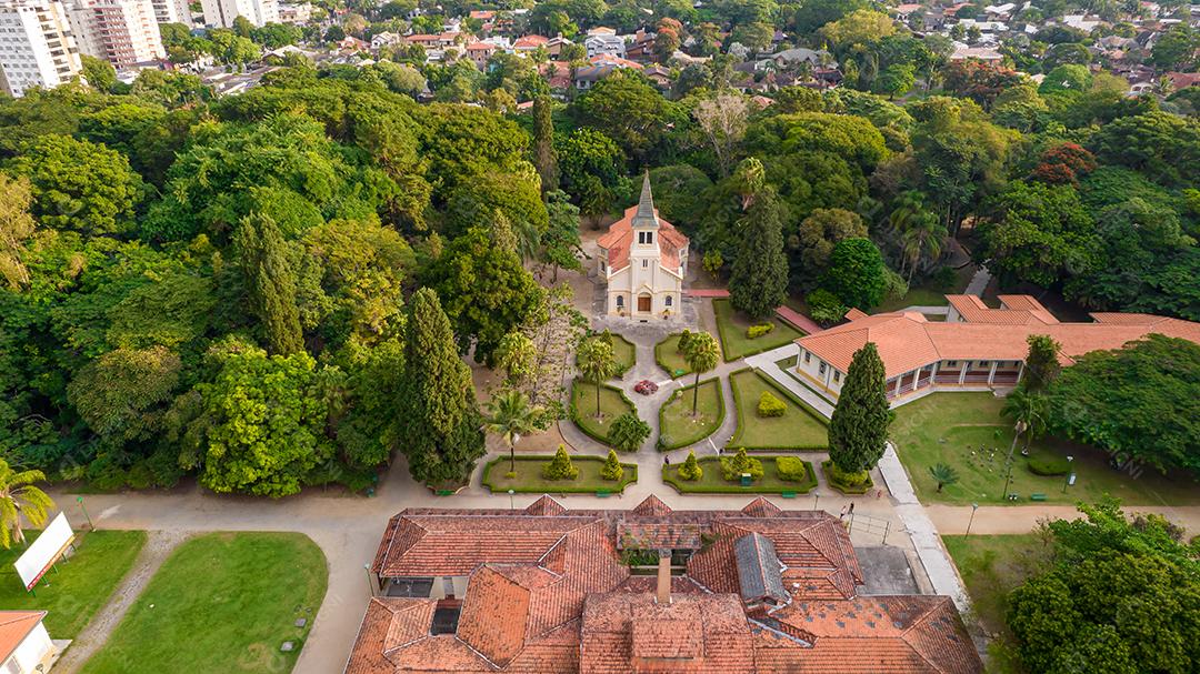 Vista aérea do Parque Vicentina Aranha, Capela Sagrado Coração de Jesus, antigo sanatório transformado em parque municipal.