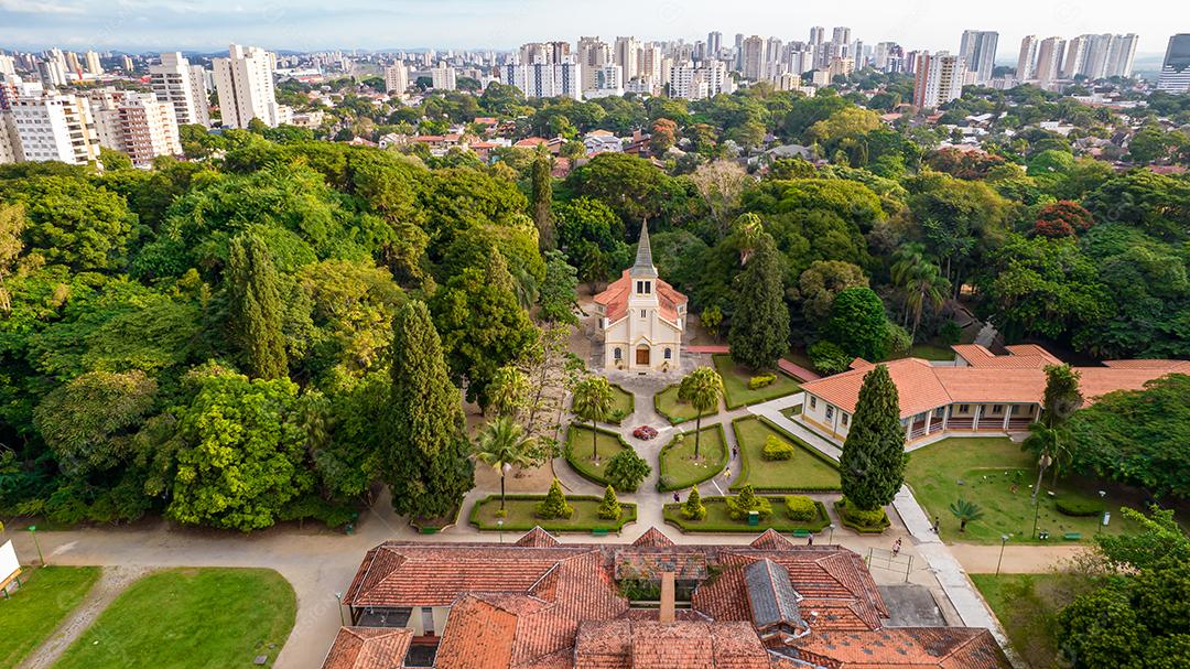 Vista aérea do Parque Vicentina Aranha, Capela Sagrado Coração de Jesus, antigo sanatório transformado em parque municipal.