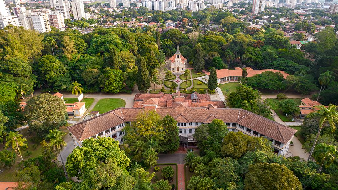 Vista aérea do Parque Vicentina Aranha, Capela Sagrado Coração de Jesus, antigo sanatório transformado em parque municipal.