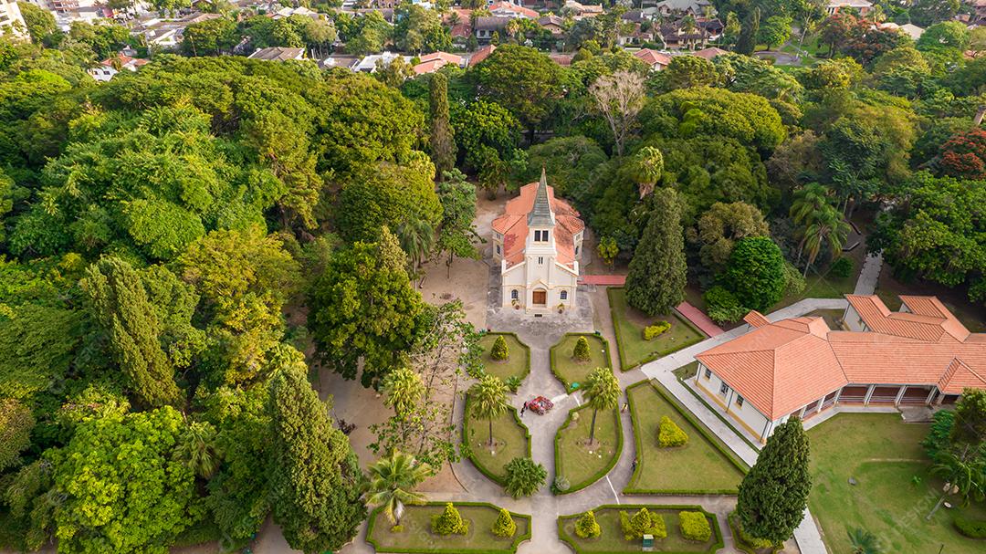 Vista aérea do Parque Vicentina Aranha, Capela Sagrado Coração de Jesus, antigo sanatório transformado em parque municipal.