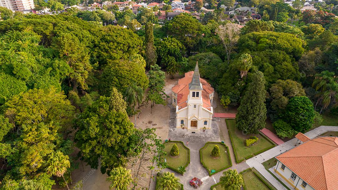 Vista aérea do Parque Vicentina Aranha, Capela Sagrado Coração de Jesus, antigo sanatório transformado em parque municipal.