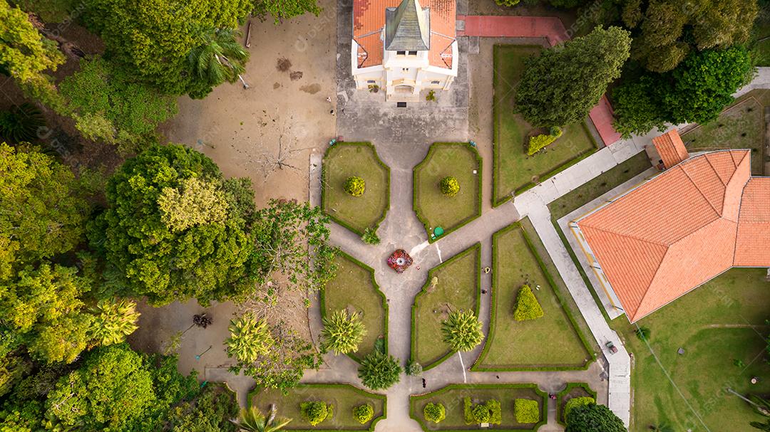 Vista aérea do Parque Vicentina Aranha, Capela Sagrado Coração de Jesus, antigo sanatório transformado em parque municipal.