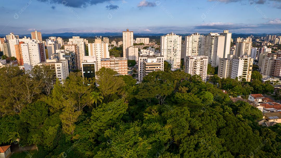 Vista aérea do Parque Vicentina Aranha, Capela Sagrado Coração de Jesus, antigo sanatório transformado em parque municipal.