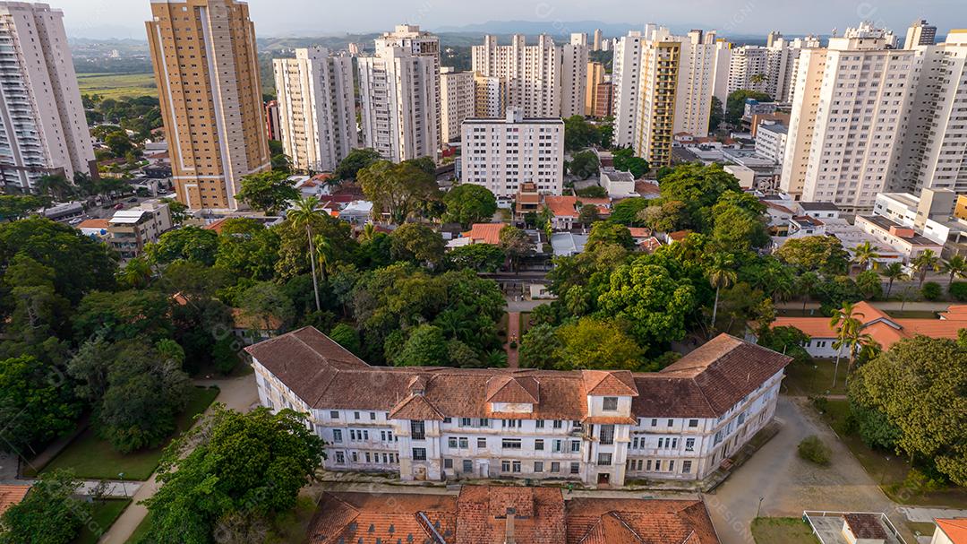 Vista aérea do Parque Vicentina Aranha, Capela Sagrado Coração de Jesus, antigo sanatório transformado em parque municipal.