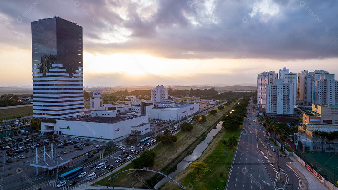 Vista aérea da ponte de cabos em São José dos Campos conhecida como o arco da inovação