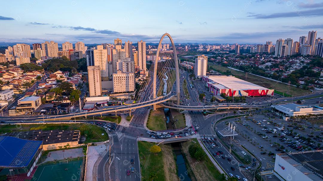 Vista aérea da ponte de cabos em São José dos Campos conhecida como o arco da inovação
