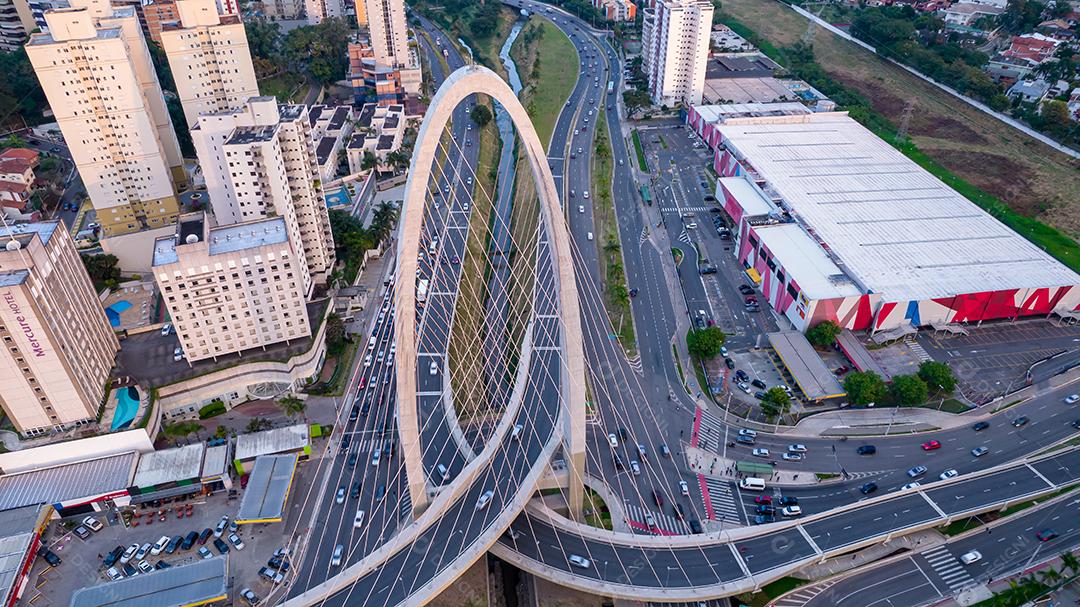 Vista aérea da ponte de cabos em São José dos Campos conhecida como o arco da inovação