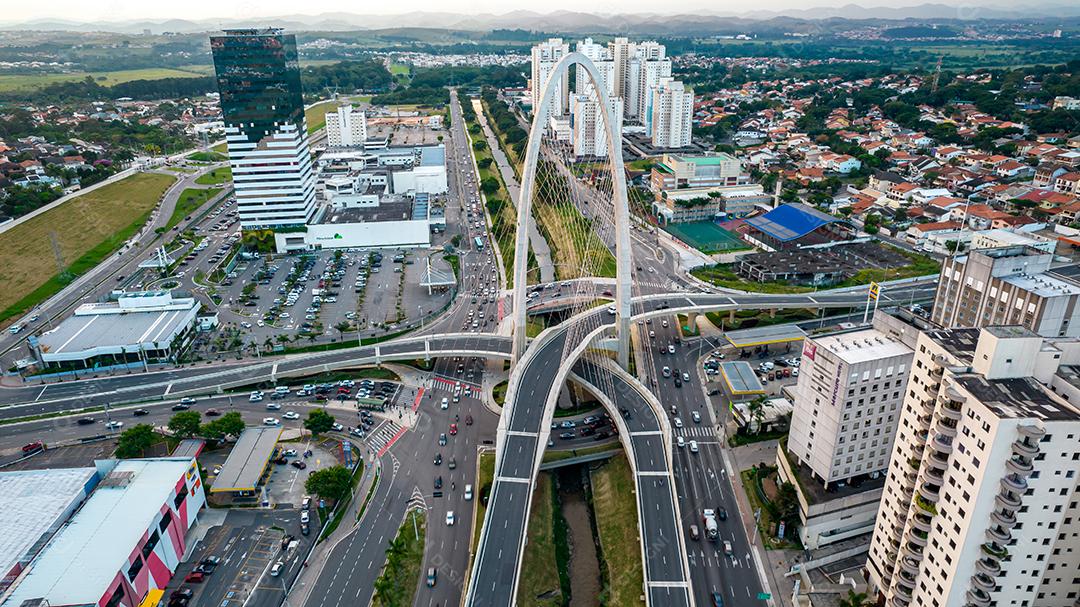 Vista aérea da ponte de cabos em São José dos Campos conhecida como o arco da inovação