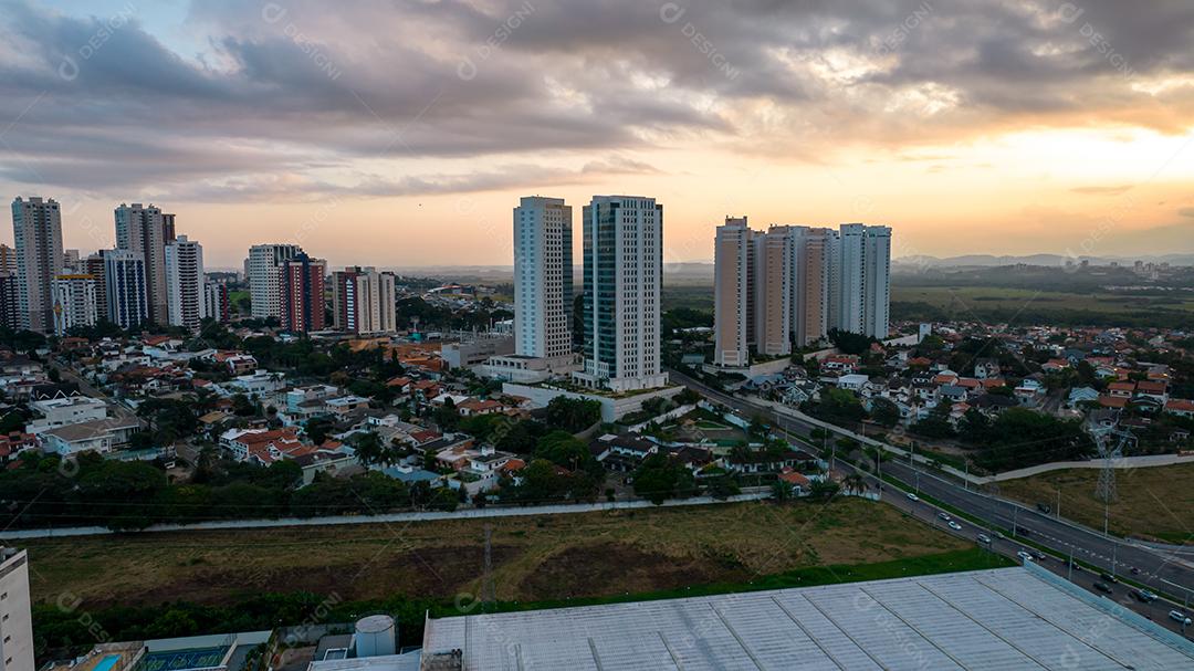 Vista aérea da ponte de cabos em São José dos Campos conhecida como o arco da inovação