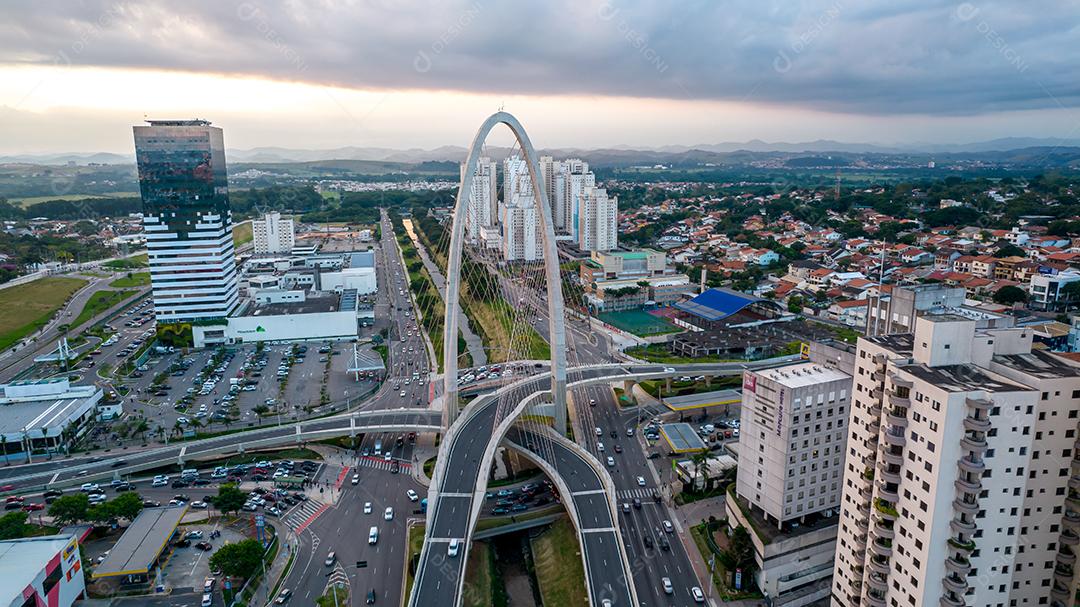 Vista aérea da ponte de cabos em São José dos Campos conhecida como o arco da inovação