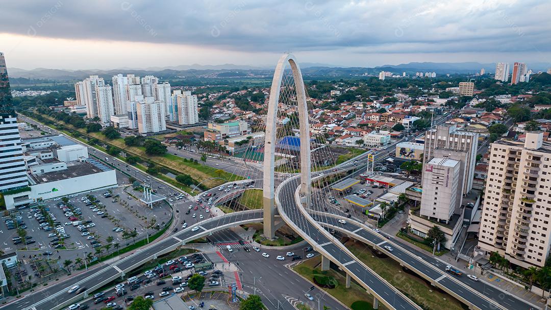 Vista aérea da ponte de cabos em São José dos Campos conhecida como o arco da inovação