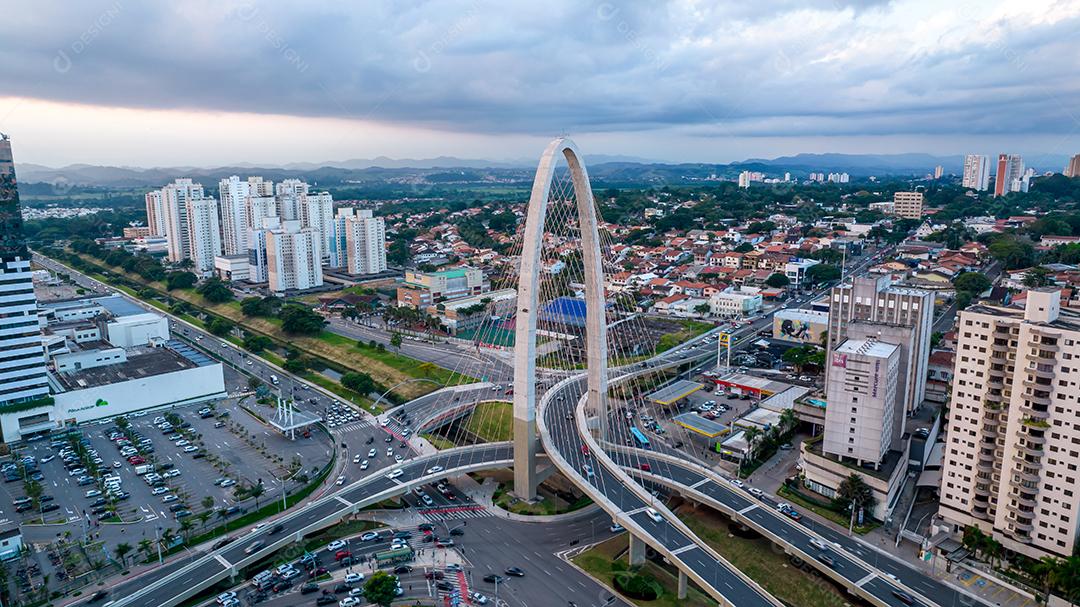 Vista aérea da ponte de cabos em São José dos Campos conhecida como o arco da inovação