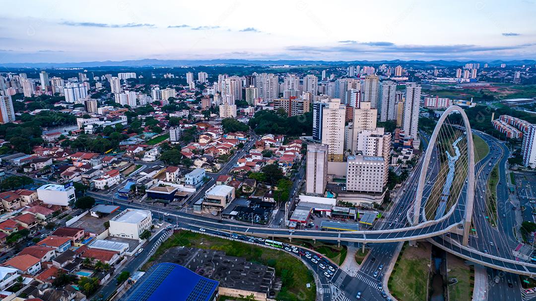 Vista aérea da ponte de cabos em São José dos Campos conhecida como o arco da inovação