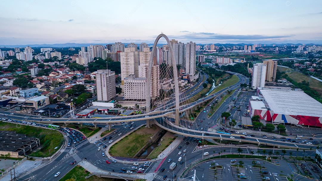 Vista aérea da ponte de cabos em São José dos Campos conhecida como o arco da inovação