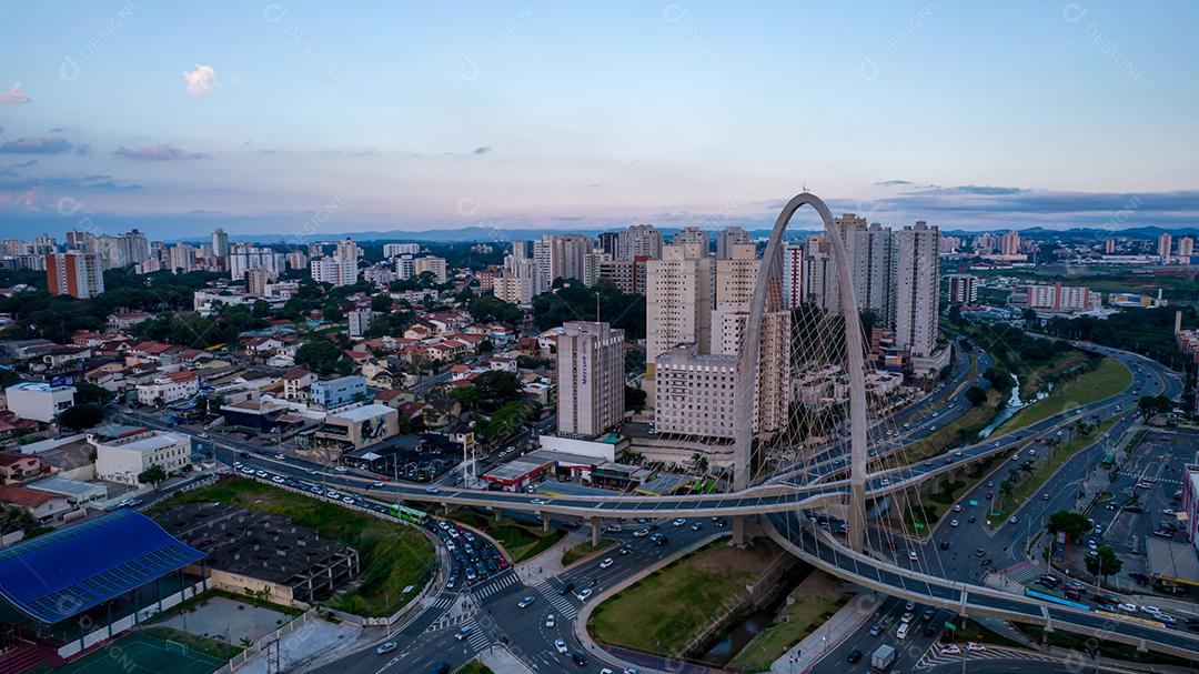 Vista aérea da ponte de cabos em São José dos Campos conhecida como o arco da inovação