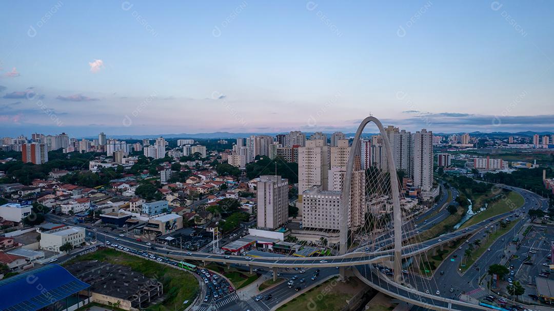 Vista aérea da ponte de cabos em São José dos Campos conhecida como o arco da inovação