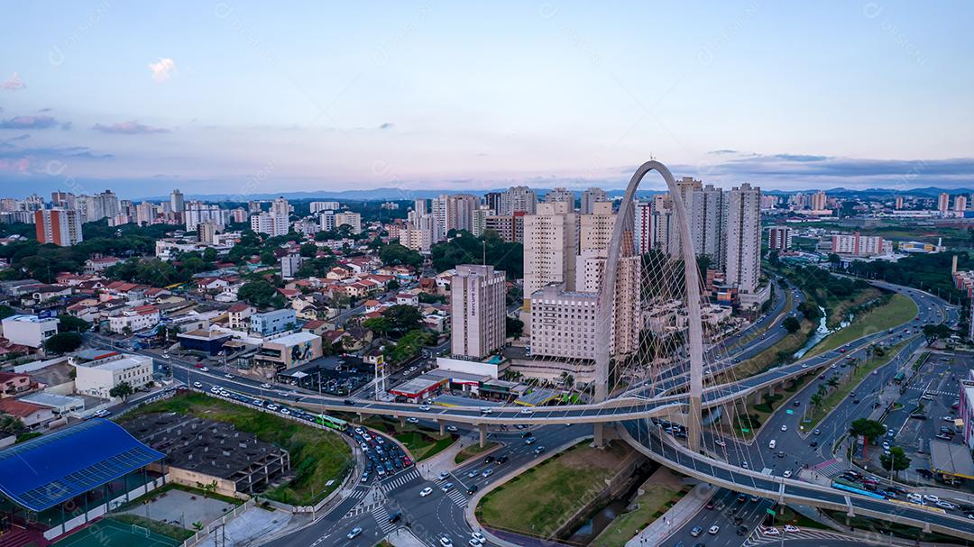 Vista aérea da ponte de cabos em São José dos Campos conhecida como o arco da inovação