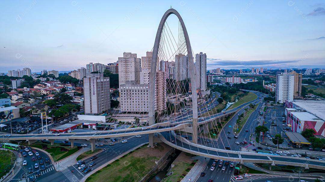 Vista aérea da ponte de cabos em São José dos Campos conhecida como o arco da inovação