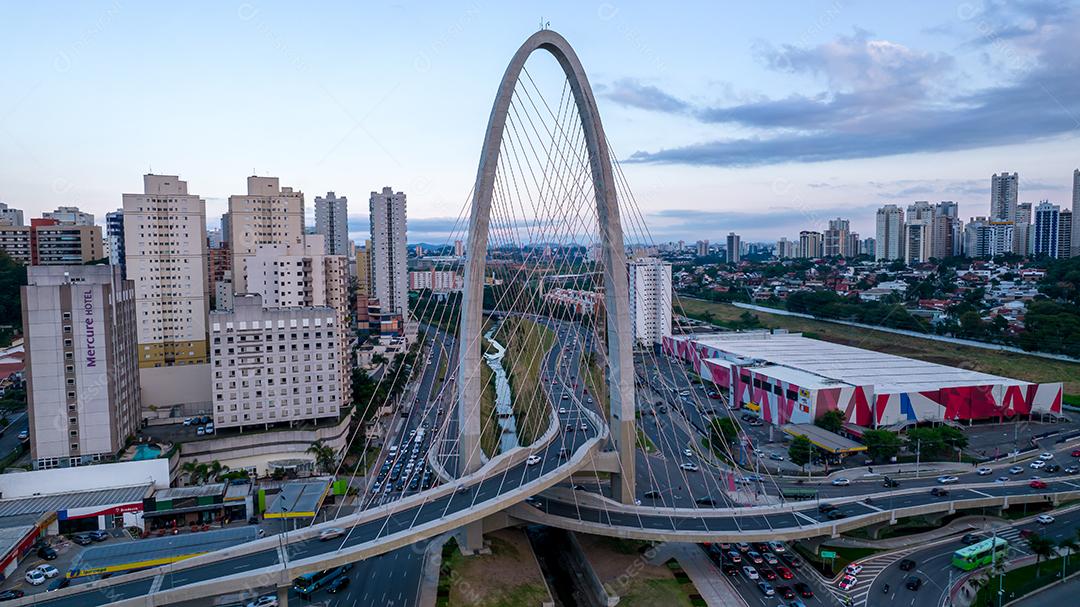 Vista aérea da ponte de cabos em São José dos Campos conhecida como o arco da inovação