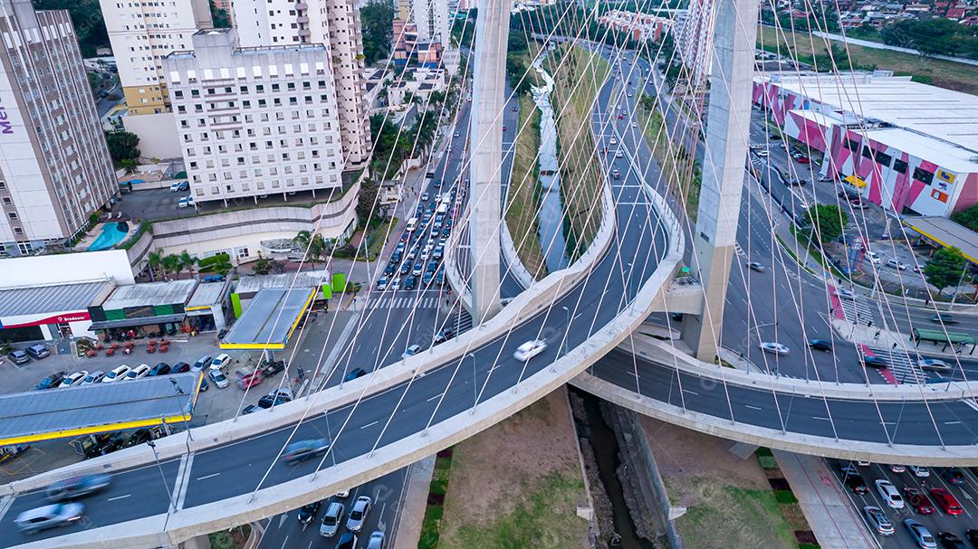 Vista aérea da ponte de cabos em São José dos Campos conhecida como o arco da inovação