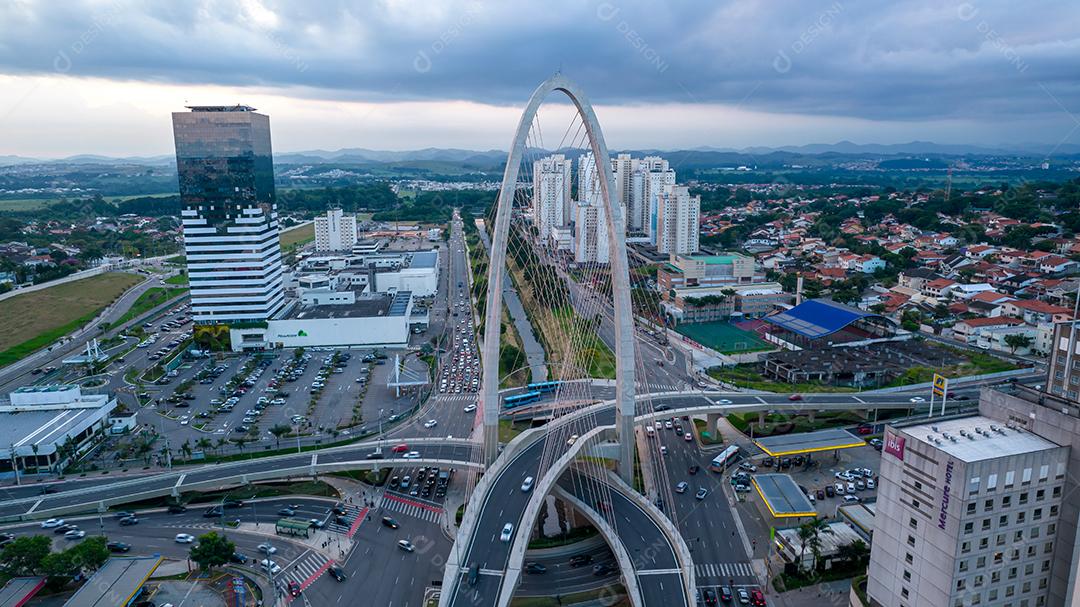 Vista aérea da ponte de cabos em São José dos Campos conhecida como o arco da inovação