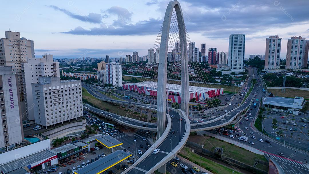 Vista aérea da ponte de cabos em São José dos Campos conhecida como o arco da inovação