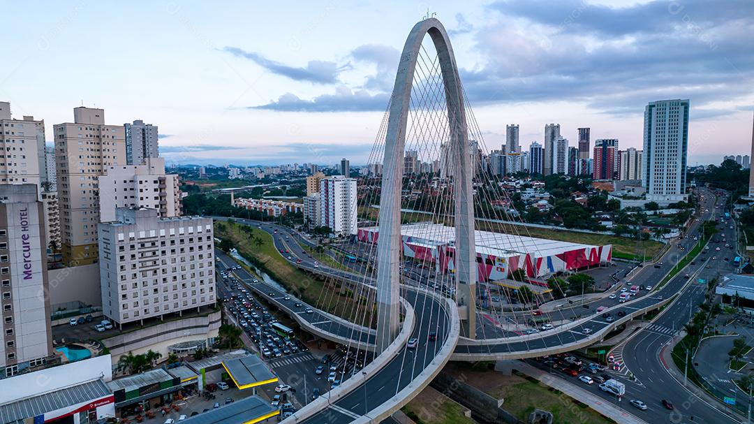 Vista aérea da ponte de cabos em São José dos Campos conhecida como o arco da inovação