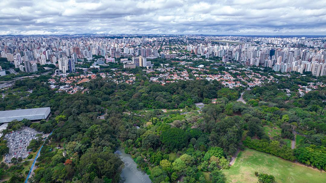 Vista aérea do Parque do Ibirapuera, em São Paulo, SP. Prédios residenciais ao redor. Lago no Parque do Ibirapuera.