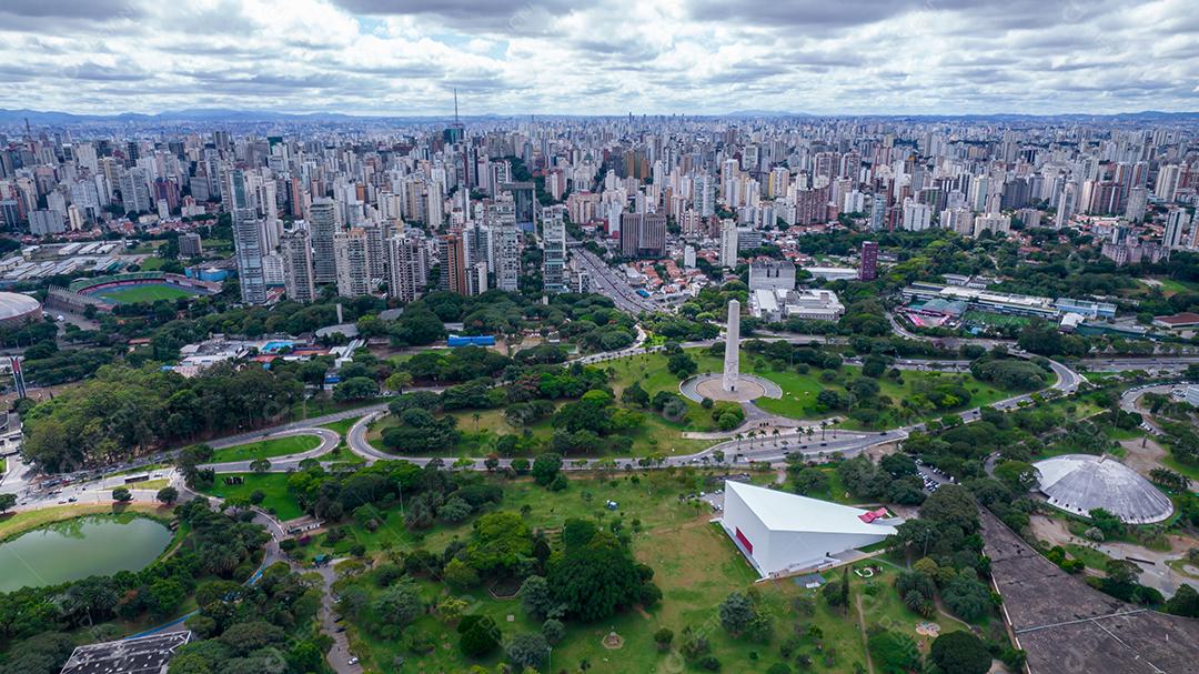 Vista aérea do Parque do Ibirapuera, em São Paulo, SP. Prédios residenciais ao redor. Lago no Parque do Ibirapuera.