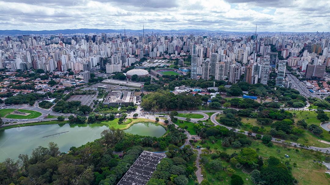 Vista aérea do Parque do Ibirapuera, em São Paulo, SP. Prédios residenciais ao redor. Lago no Parque do Ibirapuera.