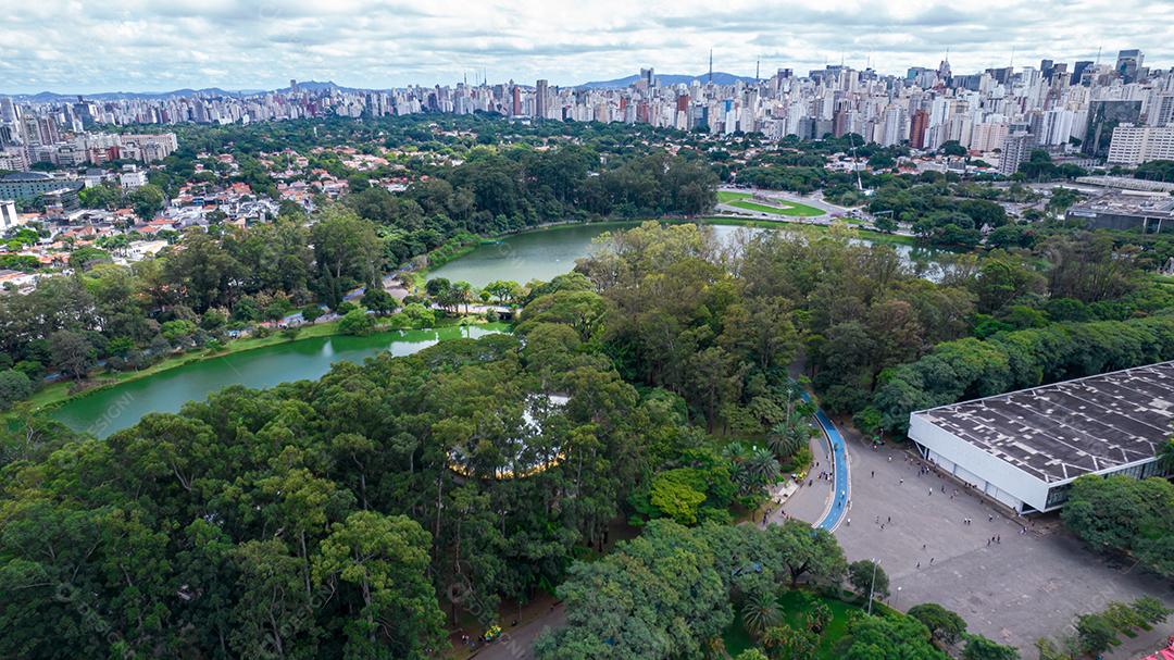 Vista aérea do Parque do Ibirapuera, em São Paulo, SP. Prédios residenciais ao redor. Lago no Parque do Ibirapuera.