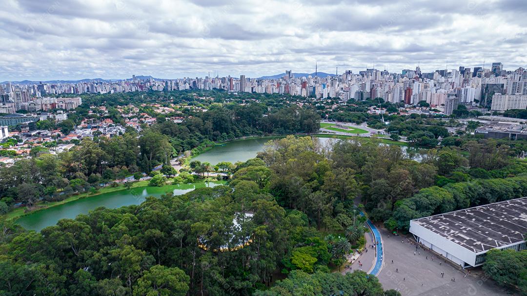 Vista aérea do Parque do Ibirapuera, em São Paulo, SP. Prédios residenciais ao redor. Lago no Parque do Ibirapuera.