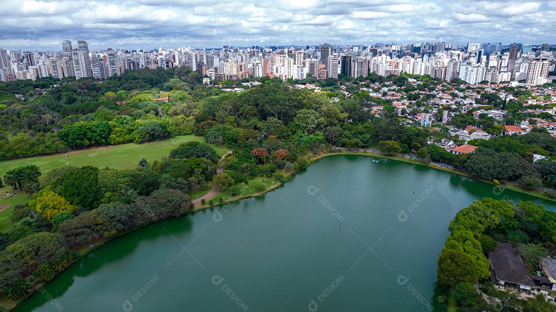 Vista aérea do Parque do Ibirapuera, em São Paulo, SP. Prédios residenciais ao redor. Lago no Parque do Ibirapuera.