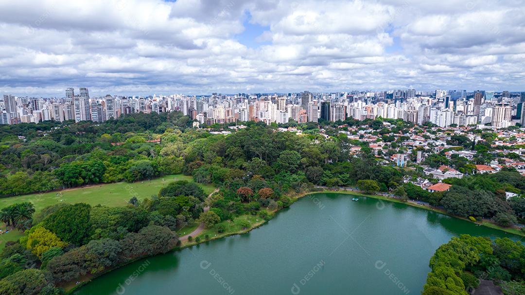 Vista aérea do Parque do Ibirapuera, em São Paulo, SP. Prédios residenciais ao redor. Lago no Parque do Ibirapuera.