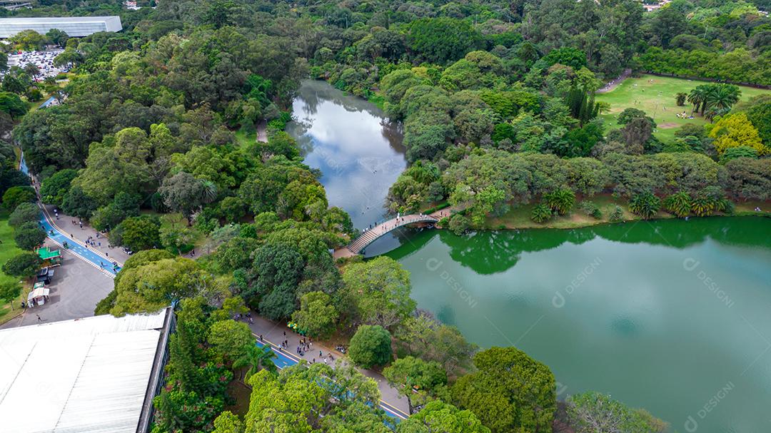 Vista aérea do Parque do Ibirapuera, em São Paulo, SP. Prédios residenciais ao redor. Lago no Parque do Ibirapuera.