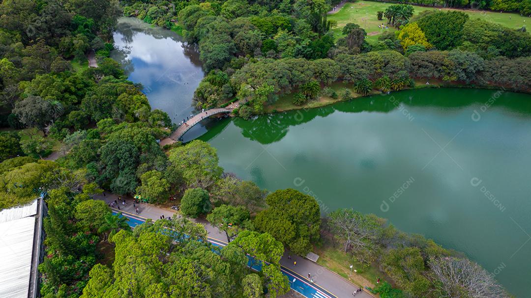 Vista aérea do Parque do Ibirapuera, em São Paulo, SP. Prédios residenciais ao redor. Lago no Parque do Ibirapuera.