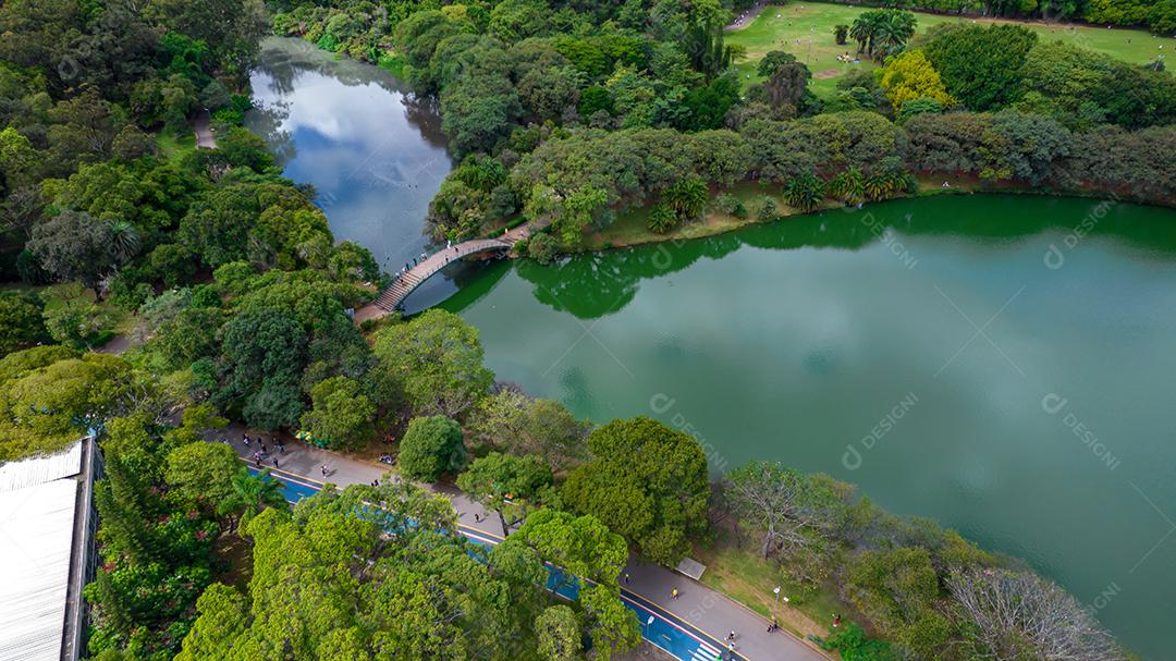 Vista aérea do Parque do Ibirapuera, em São Paulo, SP. Prédios residenciais ao redor. Lago no Parque do Ibirapuera.